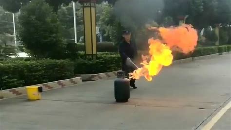 煤气罐着火灭火示范，这样操作灭火器，才是最正确的！_腾讯视频