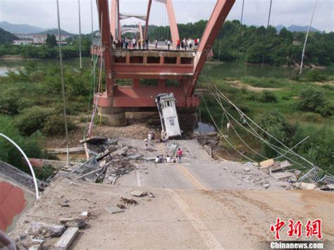 重庆郭家沱大桥发生塔吊倒塌事故 官方：现场有人员受伤