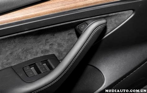 特斯拉Model 3焕新版新增后门应急开启功能，车辆断电时可手动打开车门_凤凰网