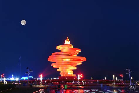 五月的风雕塑和水面霓虹高清图片下载_红动中国