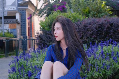 蓝色衬衫温柔女生头像