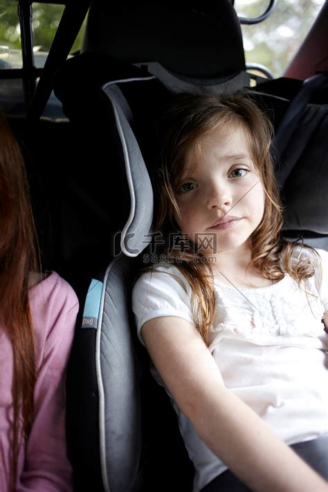 坐在汽车后座上的女孩高清摄影大图-千库网