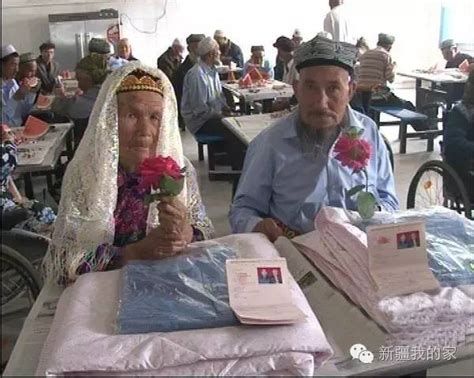 新疆71岁老汉娶114岁新娘 苦追一年终如愿 - 华声新闻