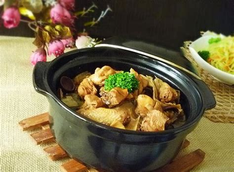 清炖三黄鸡（3.5斤的整只鸡哟）的做法_菜谱_香哈网