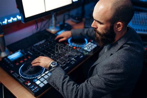 录音室远程控制面板的男性声音编辑器。高清摄影大图-千库网