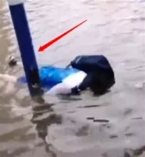 小学生突然跌倒水中，生死关头救人的蓝衣爷爷找到了！ - 知乎