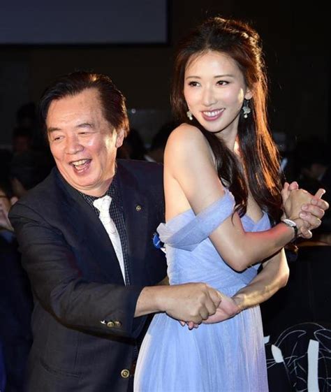 林志玲和父亲一起跳舞，父亲的眼神亮了！网友：尴尬了！