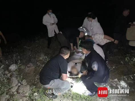 女子夜间驾车坠入20米深谷 四川德阳警民医护携手救援