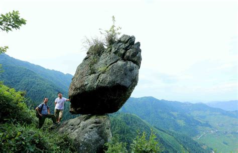 贵州神奇景观：巨大的悬石看上去摇摇欲坠，摄影师都忍不住要合影|贵州|悬石|孔明山_新浪新闻
