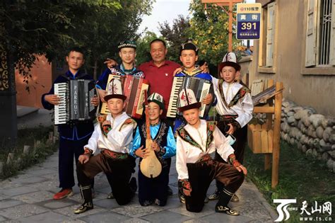 新疆明园学校孩子的最美笑脸_凤凰网