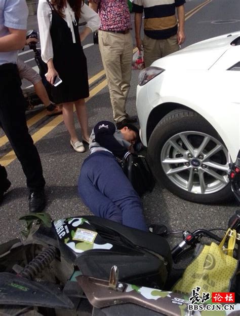 心疼！云南11岁男孩离家寻母遇车祸被截肢_凤凰网视频_凤凰网