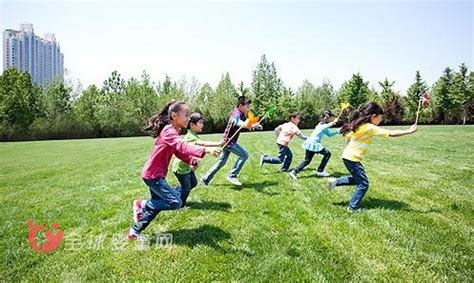 草地上玩纸飞机的孩子们高清图片下载-正版图片501125706-摄图网
