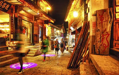 丽江古城夜色下的商业街高清图片下载_红动中国