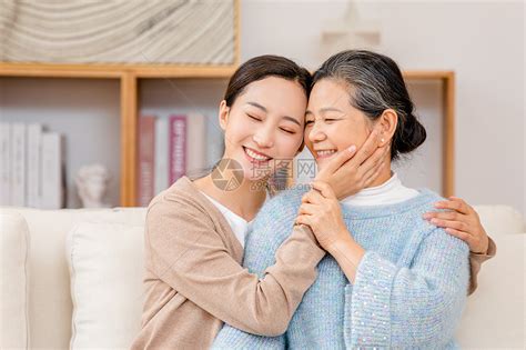 母子亲情--年轻母亲亲吻自己的宝宝_素材公社_tooopen.com