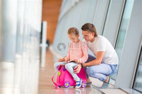 爸和小女儿看着机场候机高清图片下载-正版图片503461200-摄图网