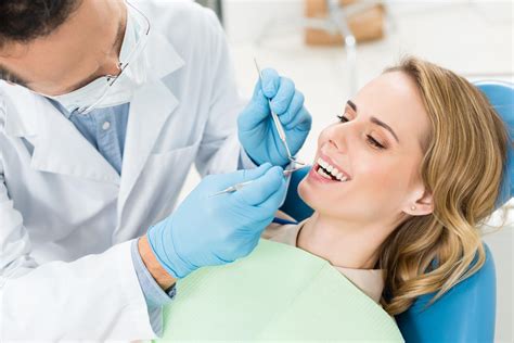 女性口腔科医生在面具显示牙科下巴模型与牙套牙科口腔牙齿矫正修复口腔牙齿口腔牙齿图片下载 - 觅知网