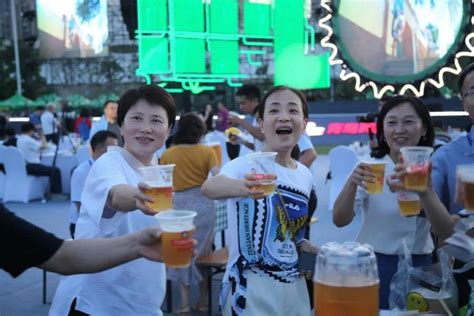 第33届青岛国际啤酒节开幕 黄晓明助阵第一桶啤酒创意开启凤凰网青岛_凤凰网
