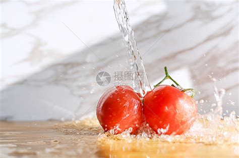 鲜美高速浇水小西红柿高清图片下载-正版图片500815199-摄图网