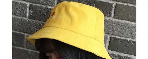 黄帽子配什么衣服 黄帽子配什么衣服比较好看呢_知秀网