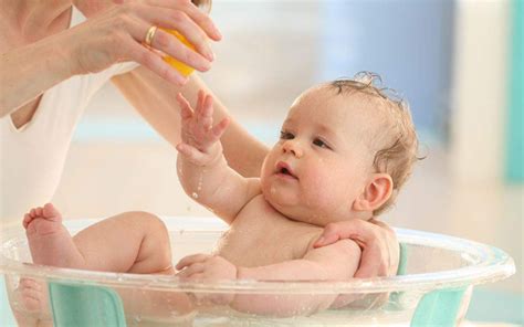 怎么给一岁左右的孩子洗澡 一岁左右宝宝洗澡方法 _八宝网