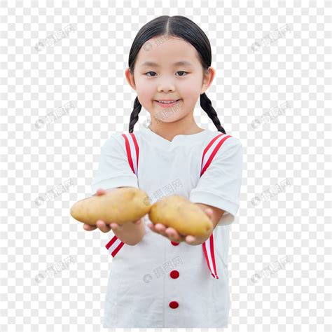 在蔬菜大棚手拿土豆的小女孩元素素材下载-正版素材402160295-摄图网