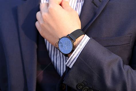 男士带黑色手表还是灰色手表-你觉得什么颜色的手表更适合男士佩戴？-时尚腕表