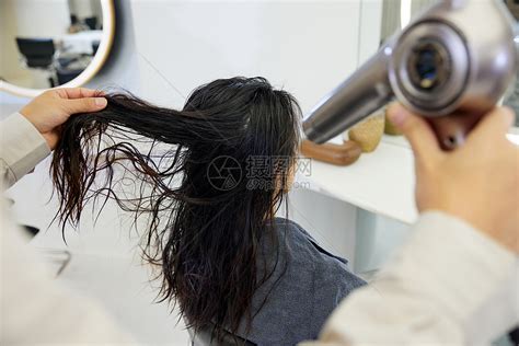 理发师给女性顾客吹头发特写高清图片下载-正版图片502380693-摄图网