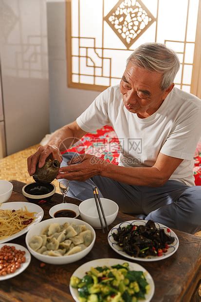 半生岁月一壶酒 少年、中年、老年饮酒的三种状态_凤凰网美食_凤凰网