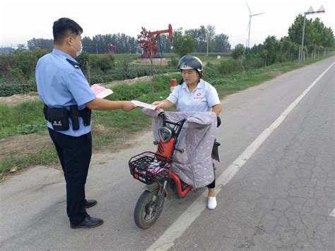 濮阳市范县公安局大力开展电动车自行车驾驶人佩戴安全头盔劝导活动-大河新闻