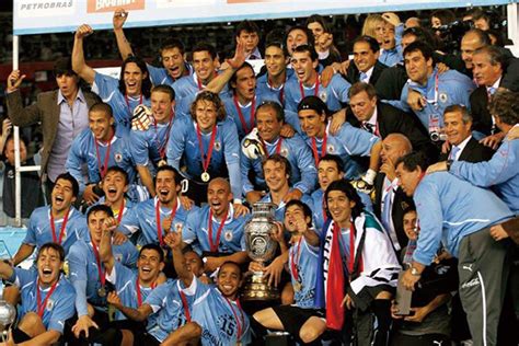 2011年美洲杯冠军图片 乌拉圭队美洲杯夺冠图集 - 风暴体育