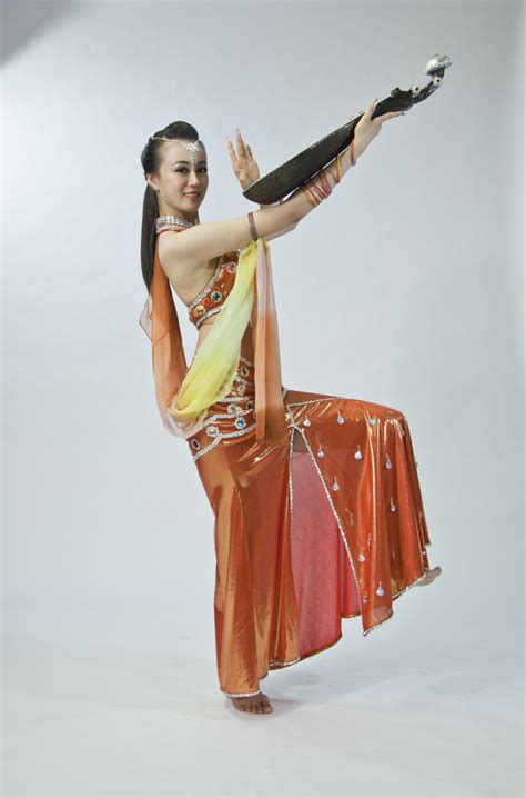 手拿琵琶舞蹈的敦煌美女高清图片下载-正版图片501770124-摄图网