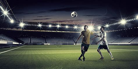 热足球时刻体育场球场的足球运动员为球而战高清图片下载-正版图片300221602-摄图网