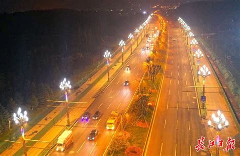 智慧路灯应用：武汉首个5G智慧路灯示范项目在光谷正式投用_光谷高新大道灯杆屏-CSDN博客
