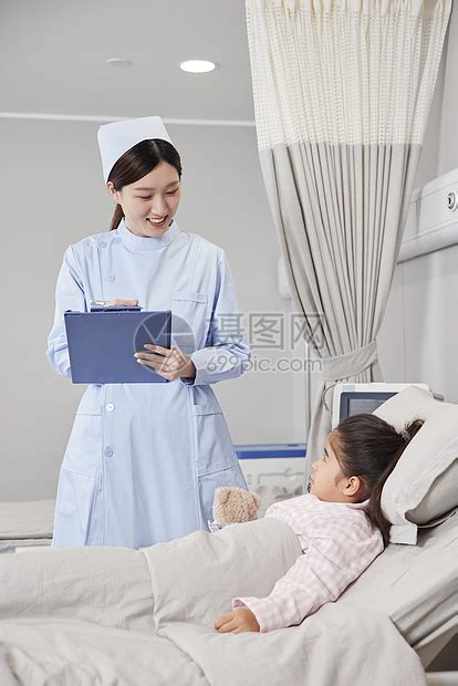 护士查房生病的女孩高清图片下载-正版图片502369355-摄图网