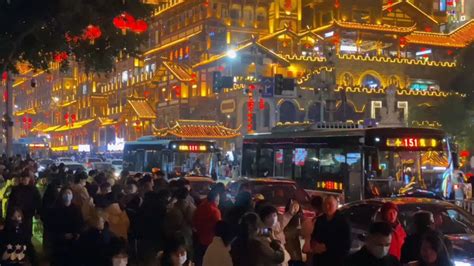 重庆：“五一”旅游高峰 洪崖洞为游客封路封桥-人民图片网