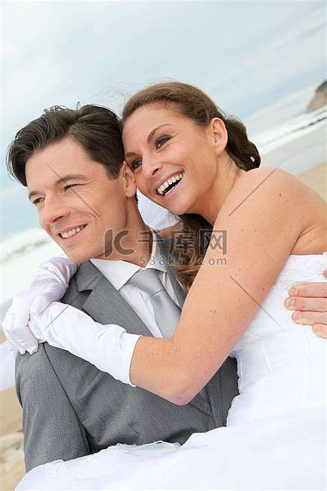 新娘与新郎图片-幸福的新娘与新郎拥抱在一起素材-高清图片-摄影照片-寻图免费打包下载