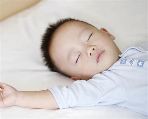 婴儿睡姿怎样才正确 婴儿趴睡易猝死！侧睡也危险！-健康经验本