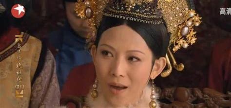 甄嬛传：后宫家宴上，谁注意华妃头上簪的花了？难怪皇上起了杀心