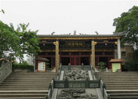 中国道教发祥地，这座道观已有1900年，张天师曾在此炼丹