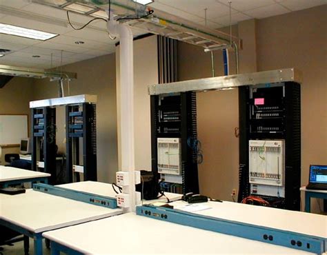 网络信息中心开展网络核心设备升级调试工作