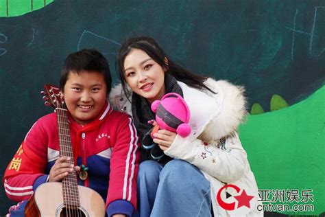 好声音学员谭秋娟Tiger暖冬行动 在山区为孩子弹唱教学超暖心 - 华语乐坛 - 亚洲娱乐网-传递时尚娱乐生活新资讯