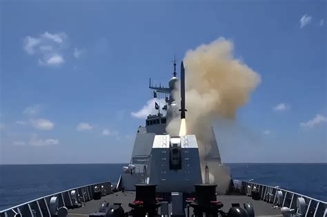 网友振奋！中国海军疑似曝光新型高超反舰导弹，055逼退美航母？_凤凰网