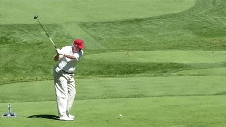 美国死亡数逼近10万，特朗普去打高尔夫了……且未戴口罩