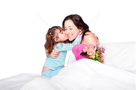 小女儿早上在床上亲吻她高清图片下载-正版图片503608899-摄图网