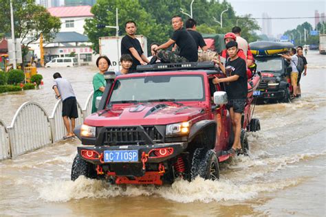 图片 | 遭洪水围困，郑州阜外医院紧急转移病患，冲锋舟、铲车、直升机都用上了