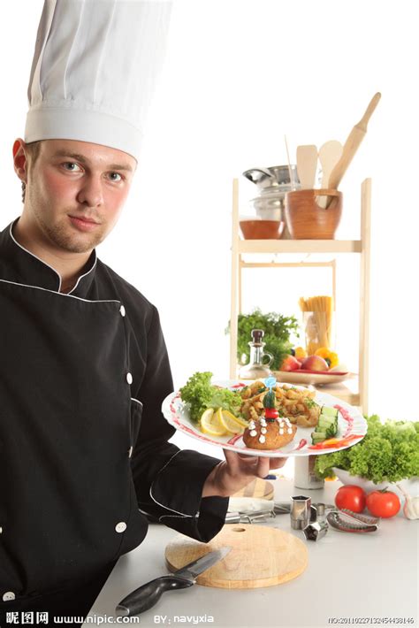 英俊的厨师把橄榄油倒在饭菜上高清摄影大图-千库网