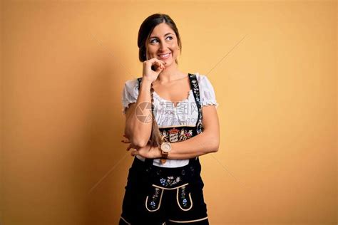 年轻美丽的黑发德国女人在庆祝10月节时穿传统礼服高清图片下载-正版图片504637756-摄图网