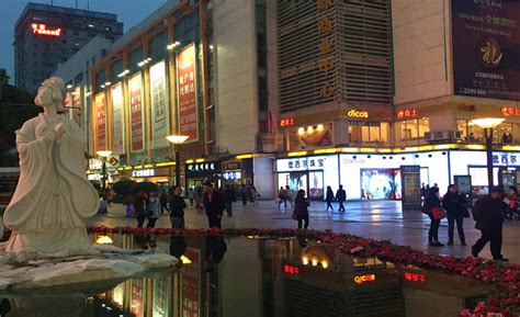遂宁市船山区中央商务区步行街——“耀”灯