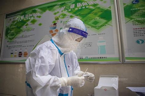 乌鲁木齐因喀什疫情多地开展核酸检测_新浪图片