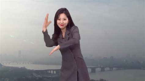 甜美迷人！韩国天气预报女主播跳舞-直播吧zhibo8.cc